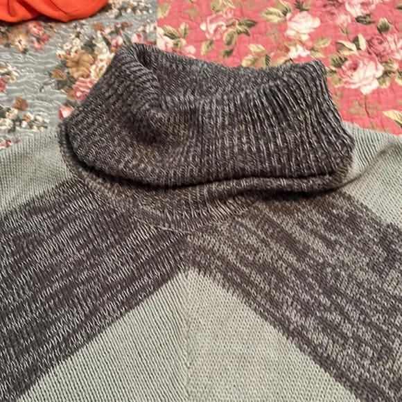 Short sleeve sweater, shorter in front. - Picture 5 of 5
